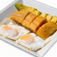 Tamal Con Huevo Frito Y Aguacate / Tamale With Fried Egg And Avocado · Tamal con un huevo