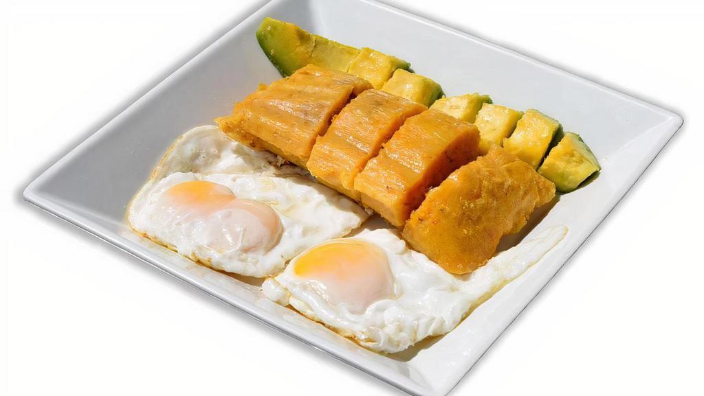 Tamal Con Huevo Frito Y Aguacate / Tamale With Fried Egg And Avocado · Tamal con un huevo