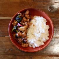 General Tso'S Chicken · Lightly battered chicken chunks with broccoli and
onions stir-fried with sweet spicy sour sa...