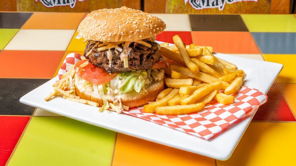 Hamburguesa El Mayoral · Beef burger with tomato, lettuce, cheese, caramelized onions and ripped potatoes.