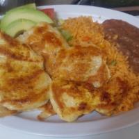 Pechuga A La Plancha · Grilled chicken breast with rice and beans, salad and corn tortillas.
