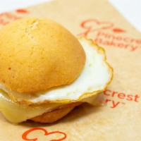 Pan De Bono C/ Huevo Frito · Pan Bono with an egg, sandwich style