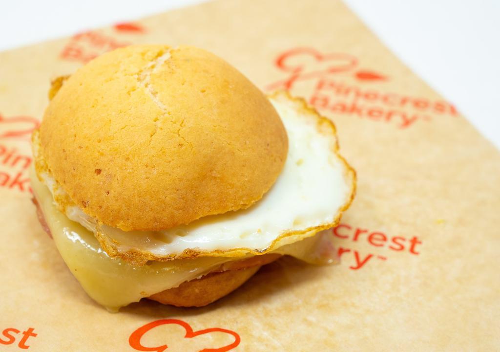 Pan De Bono C/ Huevo Frito · Pan Bono with an egg, sandwich style