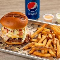 Hamburguesa Verdolaga · Eight ounces served with mozzarella cheese, bacon, and smashed potato chips. Pink, special p...