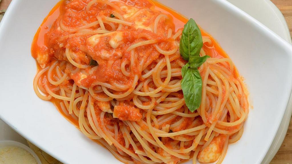 Spaghetti Pomodoro E Basilico · Al dente Pasta, Homemade fresh Tomato & Basil Sauce.