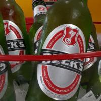 Becks · Cerveza estilo Pilsen, con el justo amargor de sabor fragante y aspero. Es reconocida por su...