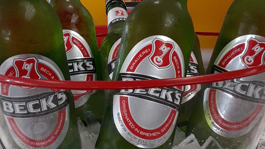 Becks · Cerveza estilo Pilsen, con el justo amargor de sabor fragante y aspero. Es reconocida por su aroma ligeramente amargo y fragante y su sabor procedente del metodo de produccion tradicional y de la maduracion a una temperatura especialmente fria.