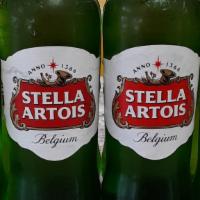 Stella Artois · Es una cerveza de color dorado brillante, con tueste rubio, bajo en amargor y una espuma bla...