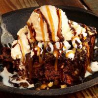 Mississippi Brownie · Warm brownie with walnuts, marshmallows and ice cream with chocolate and caramel sauce.