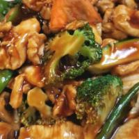 Lunch Hunan Chicken 午餐*湖南鸡 · White meat chicken sautéed in 🌶spicy Hunan brown sauce with bell pepper, broccoli, zucchini...