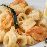 Fritturina Di Calamari Gamberetti E Zucchine · Lightly golden fried calamari shrimp zucchini and carrots.