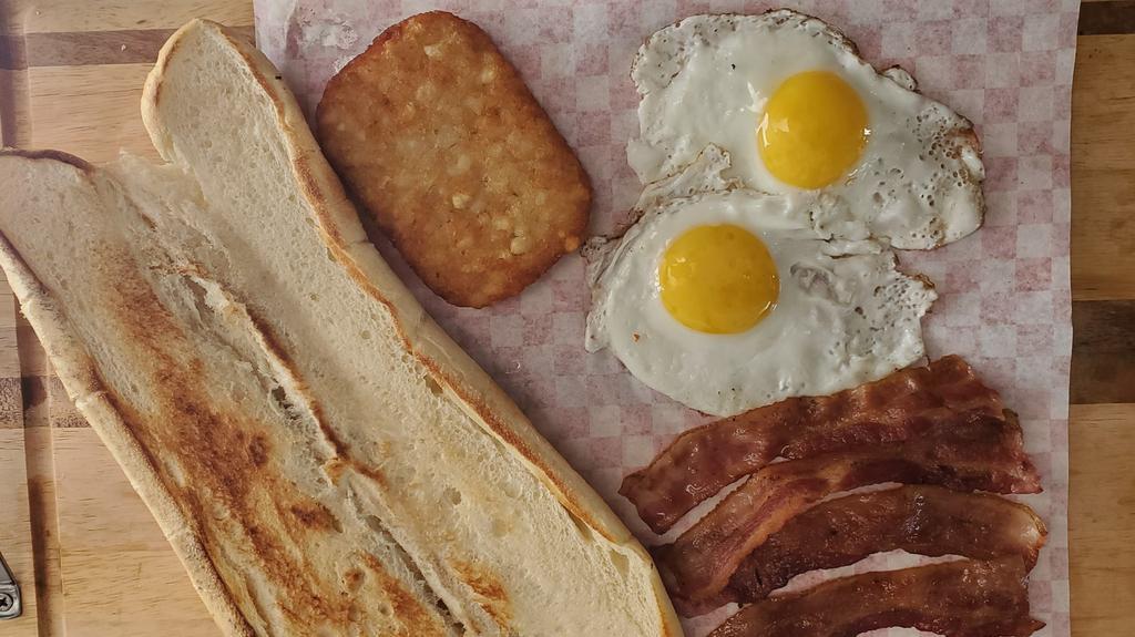 Desayuno Americano · Tostadas o panquecas, huevo entero o revuelto, tocineta, hashbrown.