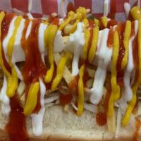 Zuliano Hot Dog · Salchicha, queso de mano, repollo y papas rayadas.