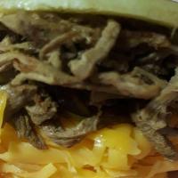 Arepa Andina / Andean Arepa · Carne o pollo mechado,queso amrillo. / Meat or chicken, roasted cheese, yellow cheese.
