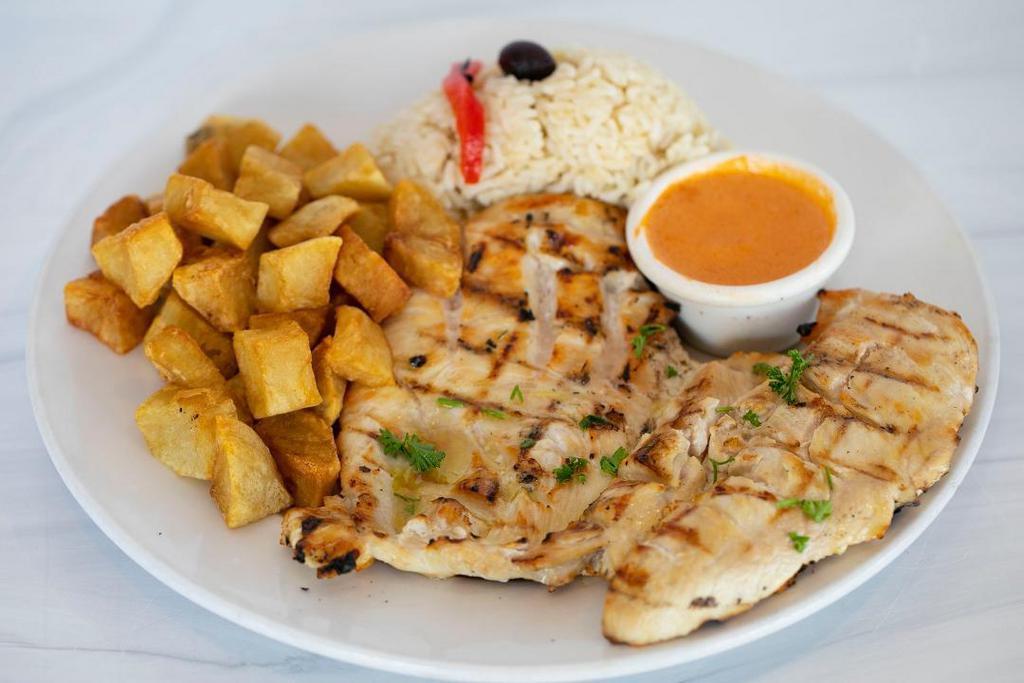 Peito De Frango Grelhado · Grilled Chicken Breast served with Rice and fried Potatoes