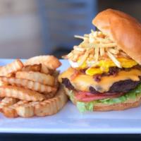 Munchies Cheeseburger · Cheeseburger with lettuce, tomato, fried egg, bacon bits, potato sticks and pink sauce with ...