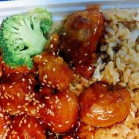 Sesame Chicken Dinner Special / 芝麻鸡套餐 · Served with pork fried rice and an egg roll.