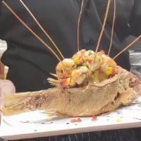 Pargo Entero Frito Relleno De Camarones / Whole Fried Snapper Stuffed With Shrimp · 