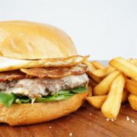 Zambo Burger · Bistec Angus, tocino, lechuga, huevo frito, queso y papas fritas. / Angus beef, bacon, lettu...