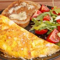 Omelette Simple · con queso acompañado de tostadas, ensalada y  café  o jugo de naranja