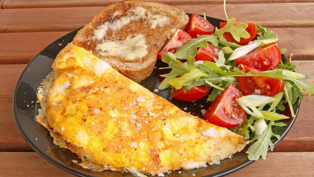 Omelette Simple · con queso acompañado de tostadas, ensalada y  café  o jugo de naranja