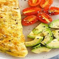 Omelette Completo · con jamón y queso acompañado de avocado, tostadas y café o jugo de naranja