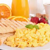Desayuno Completo / Whole Breakfast · Huevo revuelto con salchichas, tostada, fruta, café con leche o jugo de naranja. / Scrambled...