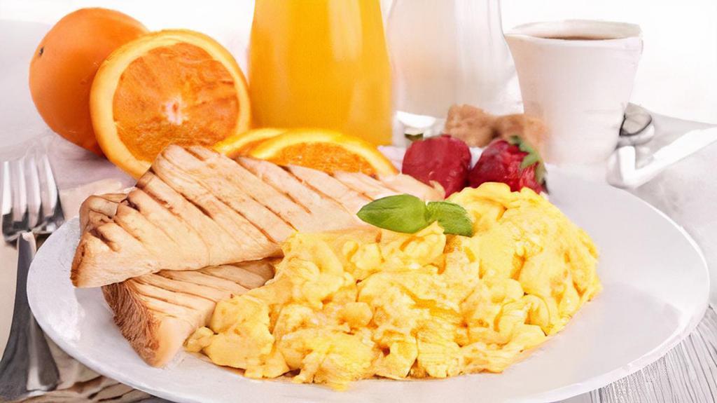 Desayuno Completo / Whole Breakfast · Huevo revuelto con salchichas, tostada, fruta, café con leche o jugo de naranja. / Scrambled egg with sausage, toast, fruit, coffee with milk or orange juice