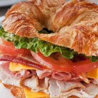 Sándwich De Croissant / Croissant Sandwich · Jamón, queso, lechuga, tomate y mayonesa. (papas fritas no incluidas). / Ham, cheese, lettuc...