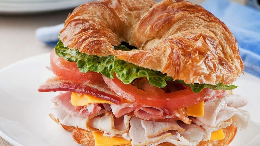 Sándwich De Croissant / Croissant Sandwich · Jamón, queso, lechuga, tomate y mayonesa. (papas fritas no incluidas). / Ham, cheese, lettuce, tomato and mayonnaise. (French fries not included)