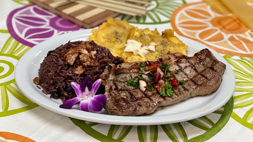 Bistec De Riñonada · 12 oz. Viene  con dos (2) acompañantes y opción de Arroz. | Beef Steak. Comes with your choice of 2 sides and rice option.