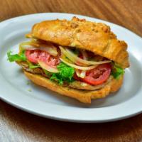 Sándwich De Pollo / Chicken Sandwich · Sándwich de pollo hecho con pan fresco casero, lechuga, tomate, cebollas asadas y queso. / C...