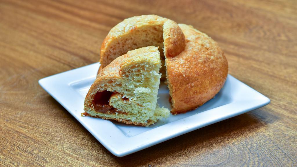 Roscón De Arequipe / Arequipe Roscón · Pan dulce con relleno de caramelo colombiano. / Sweet bread with Colombian caramel filling.