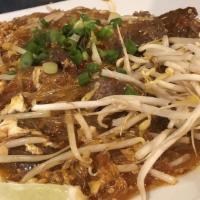 Pad Thai Woon-Sen · Glass noodle sautéed with egg, bean sprout and scallion topped with ground peanut and scalli...
