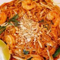 Pad Thai Noodle / 泰式炒河粉 · thai rice noodle stir fried with egg,scallion,bean sprout,homemade thai sauce,and peanut on ...