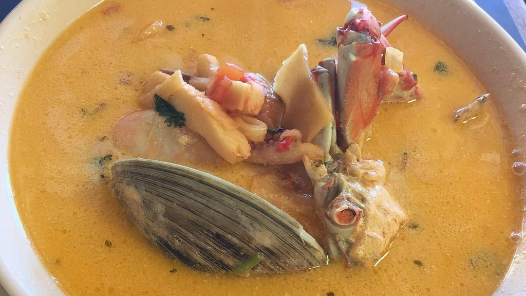 Mariscada · Sopa de mariscos. Seafood soup.