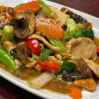 Cashewnut Sauce · Sautéed with cashewnuts, carrot, scallions, mushroom, celery, and bell pepper in brown sauce.