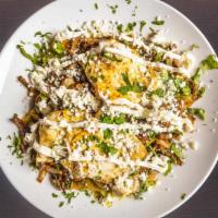 Regular Chilaquiles · Totopos con salsa verde picante.