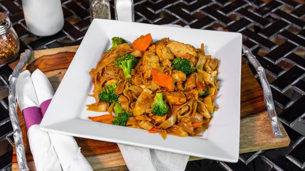 Drunken Noodle Chicken · Flat rice noodle, chicken, Thai chili paste, egg, mushroom, broccoli, carrot, green bean, onion, bell pepper, and basil leaf.