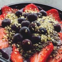 Dragon Bowl (Base) · Pitaya, passion fruit, strawberry, whey protein. Regular presentation.