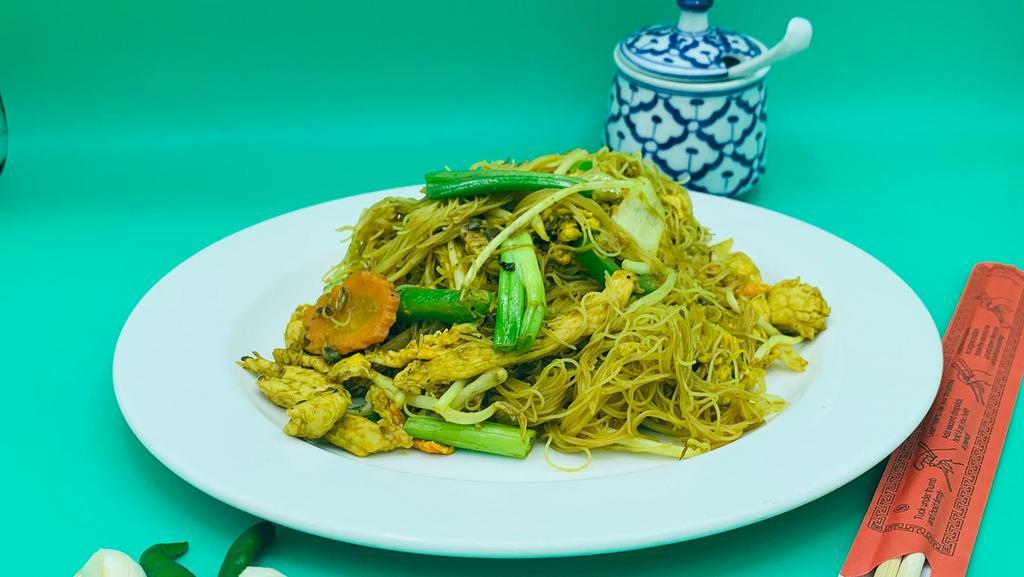 Singapore Noodle · Rice thing noodle, egg, onion, bell pepper, carrot, bean sprout, scallion and curry powder