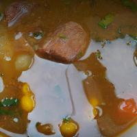 Sopa Del Día / Soup Of The Day · 16 onzas de la más deliciosa sopa con el gusto casero,  acompañadas de arepa y nuditos de qu...