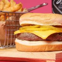 Cheeseburger De Carne · Queso americano, pepinillos, cebolla y ketchup.