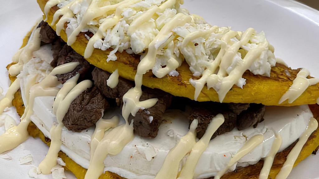 Cachapa Con Queso De Mano Y Lomito · Cachapa con Queso de Mano y Lomito, topping de nata Venezolana y queso blanco rayado
