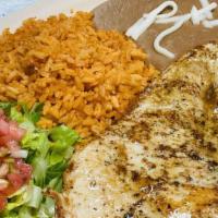 Pollo A La Plancha Platillo · Grilled chicken.