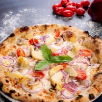Vegetariana · Bianca, mozzarella, tomato cherry, mushroom, artichokes & red onion.