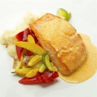 Filete De Salmon Grillé · Filete de salmón grillé, servido con salsa cremosa de cítricos y maracuyá.