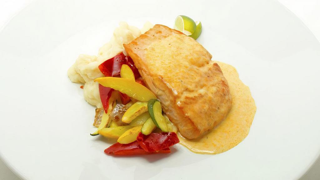 Sándwich De Mahi-Mahi Grille · Filete de Dorado, lechuga, tomate y salsa tártara. Servido en pan Frances.