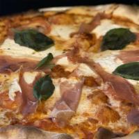 Pizza Montecatini · Salsa de tomare, mozzarella fresca, burrara, prosciutto, tomate natural, ajo laminado y alba...