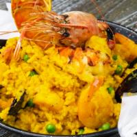 Paella De Mariscos · Autentico Plato de arroz Valencia con langosta, camarones, almejas, mejillones, calamares y ...